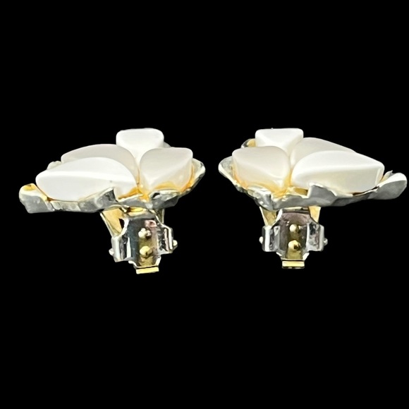 Vintage Climber Clip On Earrings Opaque White Pearly Thermoset Silver Setting - Picture 8 of 10
